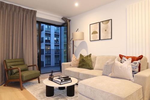 Okanary Host, London