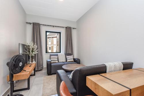 Chic & Central 1 Bed Apartment in Illovo Sandton - image 2