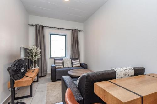 Chic & Central 1 Bed Apartment in Illovo Sandton - image 5