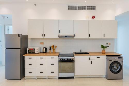 Luxury 3 BHK w Private Jacuzzi in Marina By dPie DEC 2203, Dubai (photo 2)