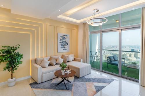 Luxury 3 BHK w Private Jacuzzi in Marina By dPie DEC 2203, Dubai (photo 3)