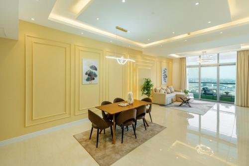 Luxury 3 BHK w Private Jacuzzi in Marina By dPie DEC 2203, Dubai (photo 4)