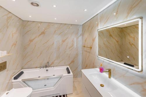 Luxury 3 BHK w Private Jacuzzi in Marina By dPie DEC 2203, Dubai (photo 6)