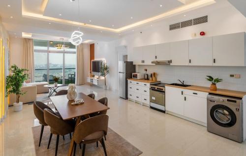 Luxury 3 BHK w Private Jacuzzi in Marina By dPie DEC 2203, Dubai (photo 7)