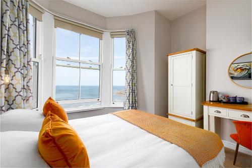 Classic Double Room with Sea View and Walk-In Shower - Non-Smoking image 3