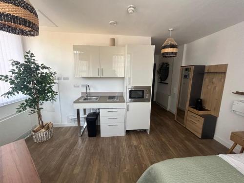 Central 1-Bed Studio Sleeps 2 with City Views, Liverpool (photo 3)