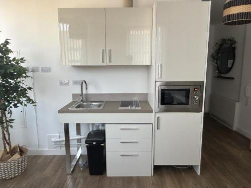 Central 1-Bed Studio Sleeps 2 with City Views, Liverpool (photo 9)
