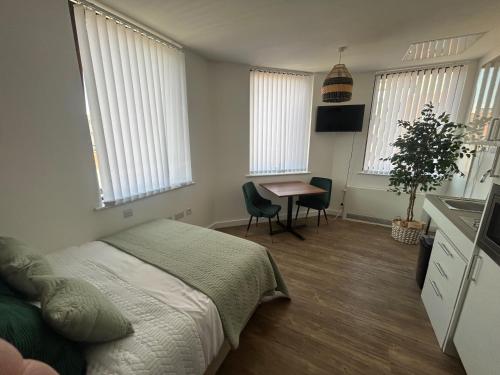 Central 1-Bed Studio Sleeps 2 with City Views, Liverpool (photo 7)