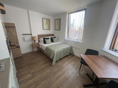 Central 1-Bed Studio Sleeps 2 with City Views, Liverpool