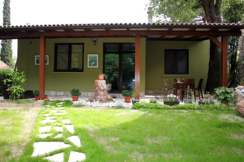 Fasilitas, Silence in Kotor