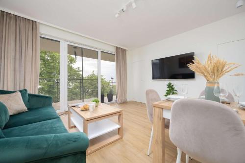 Stylish Apartment by the Lake with Balcony in Zegrze by Noclegi Renters