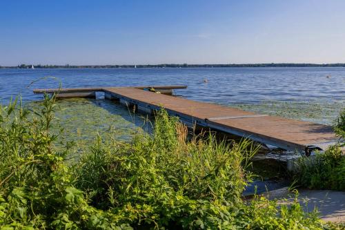 Stylish Apartment by the Lake with Balcony in Zegrze by Noclegi Renters