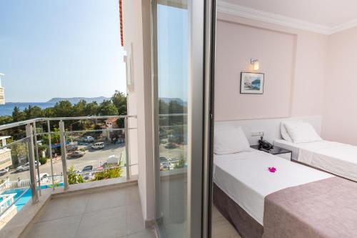 Standard Double or Twin Room with Side Sea View