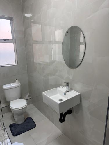 Bathroom, Beachurst Apartment II in Marine Parade