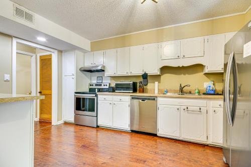 2 Mi to High Point University: Townhome w/ Patio in Ponto Alto (NC)