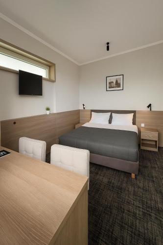 1 queen bed, 1 sofa bed