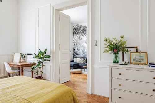 Classic elegance with 2BR 2BthR by view by Astoria - image 11