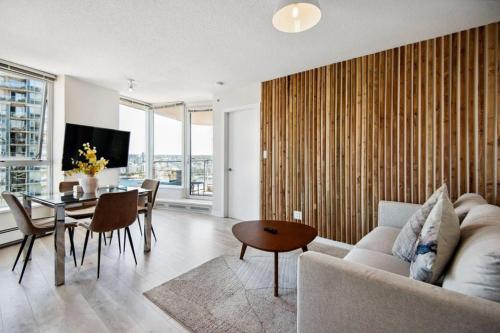 Cityview Condo with Pool and Workspace near Rogers Arena for 7