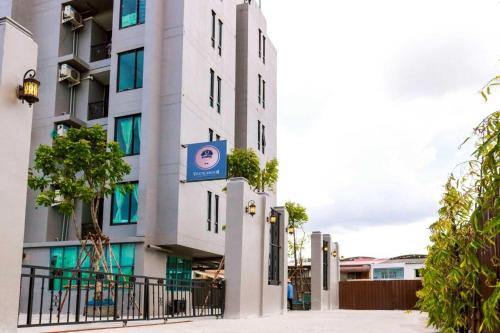 RQ Bangkok Sukhumvit 107 by Collection O