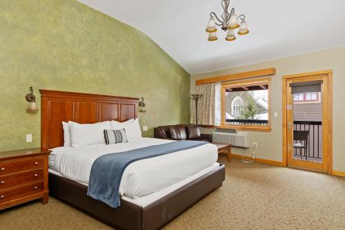 1 king bed, 1 sofa bed