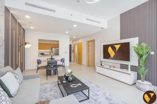 Vogue fully renovated brand new spacious one bedroom apartment with balcony with Amazing Burj view from the swimming pool located Bellevue tower downtown dubai walkable to burj khalifa and the dubai mall, Dubai (photo 10)