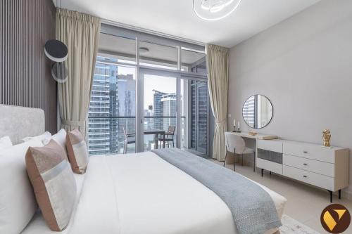 Vogue fully renovated brand new spacious one bedroom apartment with balcony with Amazing Burj view from the swimming pool located Bellevue tower downtown dubai walkable to burj khalifa and the dubai mall, Dubai (photo 5)