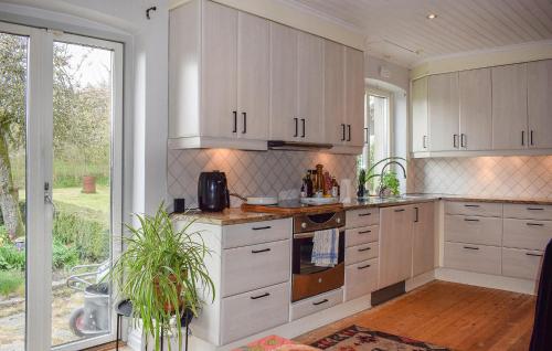Kitchen, Lovely Home In Hammenhog With Ethernet Internet in Hammenhog