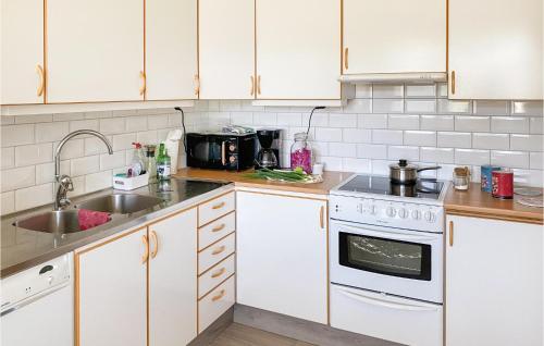virtuve, Nice Home In Älmeboda With Wifi (Nice Home In Almeboda With Wifi) in Lappamala