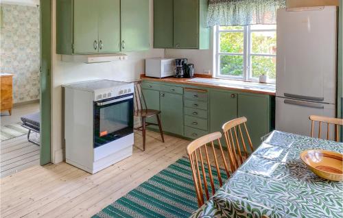 주방, 4 Bedroom Beautiful Home In Vimmerby in 에드세룸