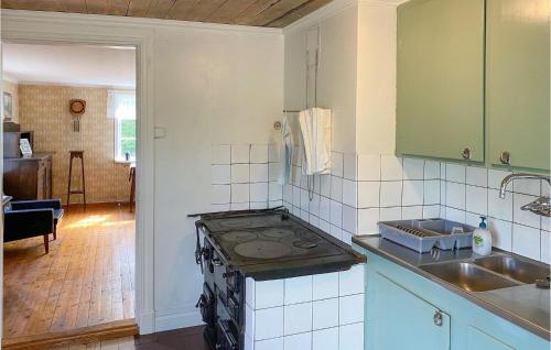 주방, 4 Bedroom Beautiful Home In Vimmerby in 에드세룸