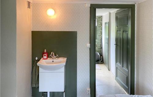 화장실, 4 Bedroom Beautiful Home In Vimmerby in 에드세룸