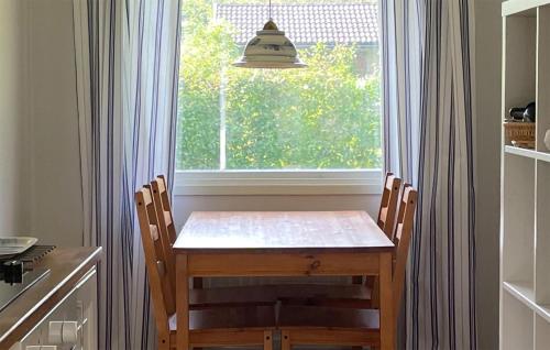 virtuve, Beautiful Home In Färjestaden With Wifi (Beautiful Home In Farjestaden With Wifi) in Vanserum