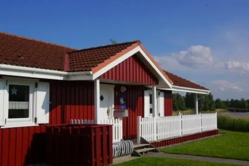 4 Personen Ferienhaus mit Kaminofen, Wintergarten und Kanu, mit einem wundervollen Blick auf den See in Otterndorf in Otterndorf, Deutschland