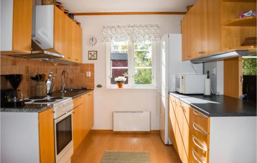 virtuve, Cozy Home In Ålem With Kitchen (Cozy Home In Alem With Kitchen) in Slakmore Strand
