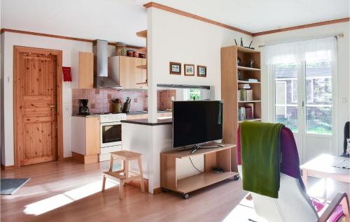 Cozy Home In Ålem With Kitchen (Cozy Home In Alem With Kitchen) in Slakmore Strand