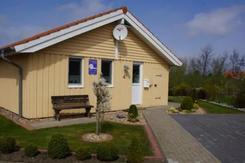 4 Personen Ferienhaus mit privatem Bootsteg, direkter Seelage, Kanu und Sauna in Otterndorf in Otterndorf, Deutschland