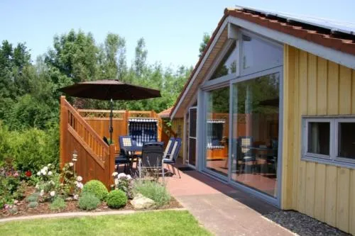 Kinderfreundliches 5 Personen Wellnessferienhaus Treibholz mit zwei Duschen und Toiletten, Sauna, Whirlpool, Kaminofen, Wintergarten und Kanu in Otterndorf in Otterndorf, Deutschland