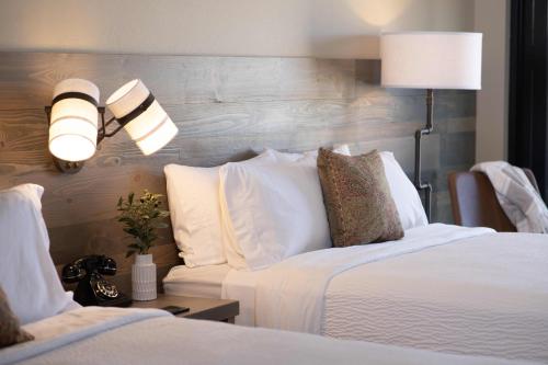 QQC - 2 Queen Beds w/Sleeper Chair