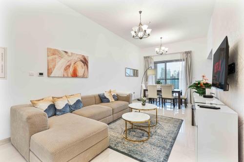 Modern 4BR with Gym, Pool, Sauna & Skyline Views