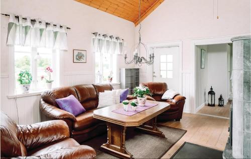2 Bedroom Cozy Home In Lyrestad in 呂勒斯塔德