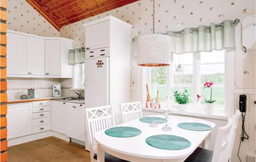 廚房, 2 Bedroom Cozy Home In Lyrestad in 呂勒斯塔德