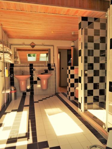 2 bedrooms, 4 beds