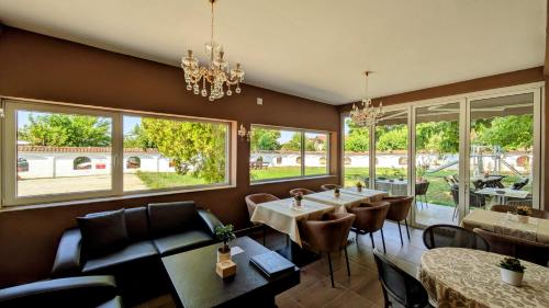 مطعم, International Inn in باراسين