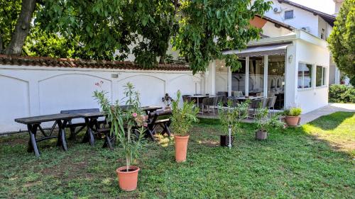 مطعم, International Inn in باراسين