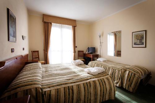 1 queen bed, 1 twin bed