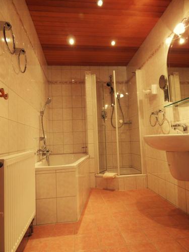 Triple Room with Balcony and Mountain View