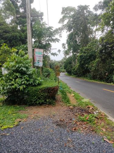 สถานีน้ำหวาน รีสอร์ท น้ำตกอ้ายเขียว in Phrom Khiri