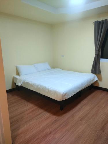 สถานีน้ำหวาน รีสอร์ท น้ำตกอ้ายเขียว in Phrom Khiri