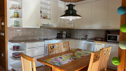 TAHKOn Riihiranta - 4 bedroom villa with lake view - Tilava mökki rantanäkymin (TAHKOn Riihiranta - 4 bedroom villa with lake view - Tilava mokki rantanakymin) in Nilsia