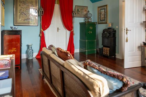Vintage Balcony Guesthouse & Suites